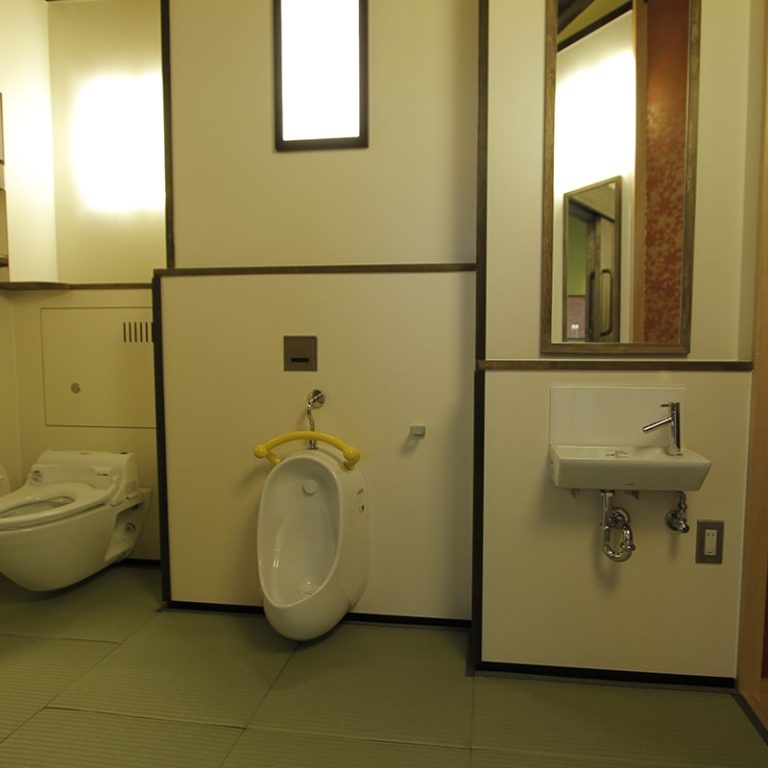 厚木PA下り線お手洗い棟【日本トイレ協会グッドトイレ選奨入選】